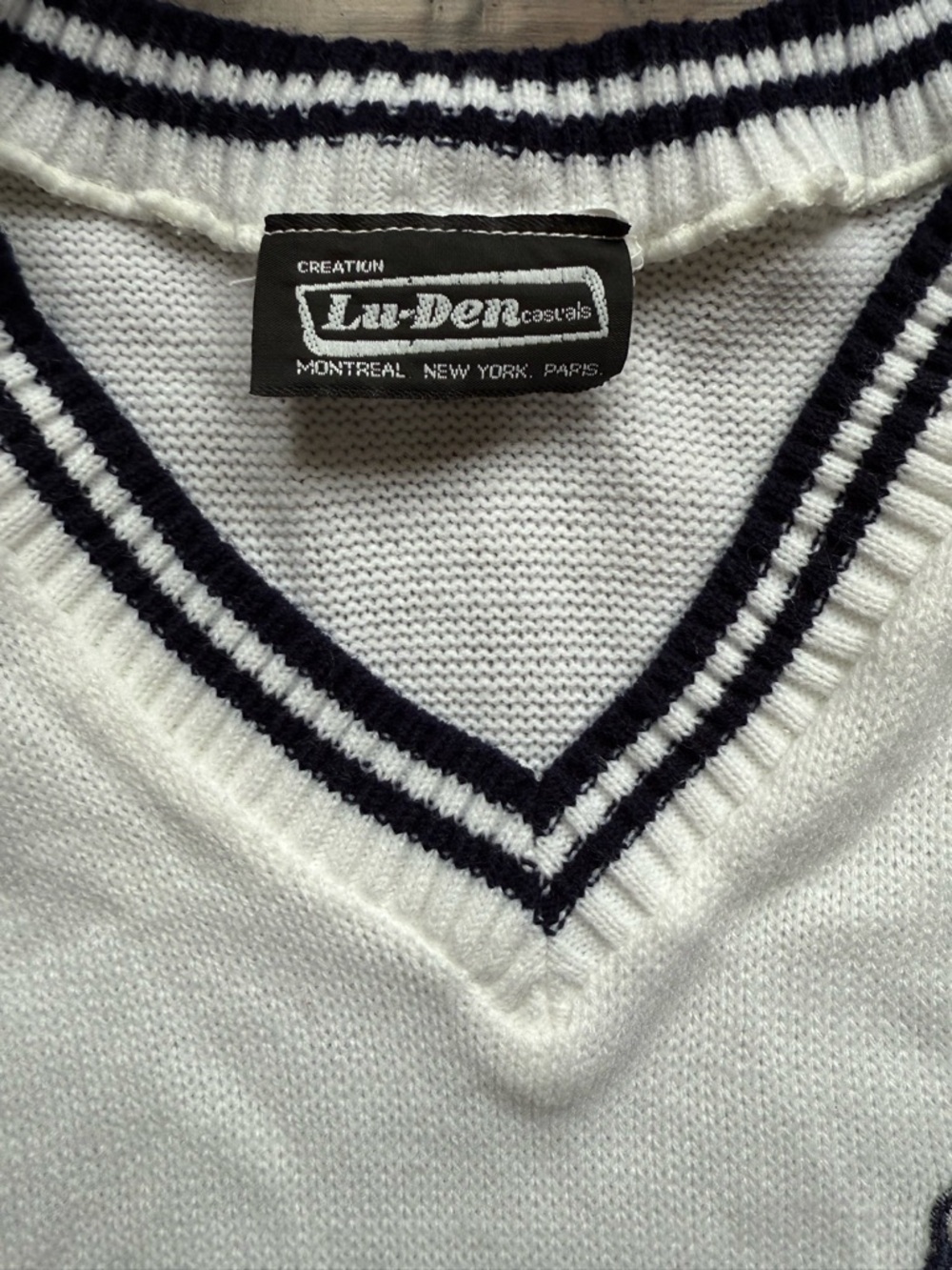 Vintage 90s Cream Knit Sweater Vest Floral Appliqué Preppy Minimalist M/L - Picture 3 of 6